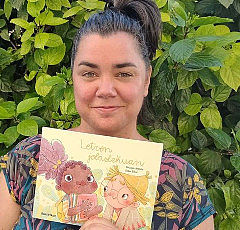 Photographie de l'illustratrice Eider Eibar avec son livre à la main