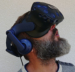 Homme portant un casque de réalité virtuelle