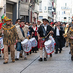 Dès le samedi matin, les différents groupes folkloriques animent la ville, autour du marché et sur les bords de Nive.
