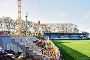 La tribune est, future tribune d'honneur, en cours de reconstruction