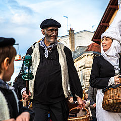 Au mois de décembre, comme le veut la tradition basque, Olentzero, le visage noirci par le charbon part à la rencontre des Bayonnais pour leur annoncer le solstice d’hiver. 