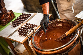 Devant chaque boutique, les artisans des métiers de bouche installent un stand et y proposent une dégustation de leur produit tout en expliquant leur savoir-faire. 